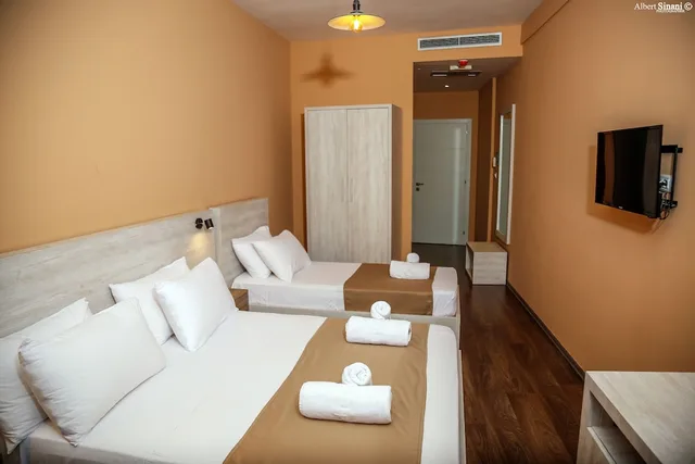 غرفة قياسية ثلاثية بسرير كوين وسرير فردي بإطلالة على المدينة، Arc Hotel Tirana 2/6