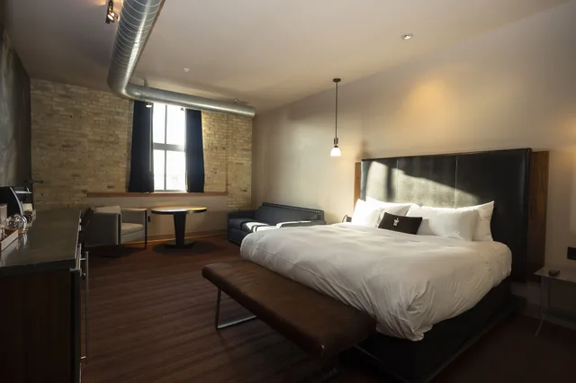 جناح استوديو بريميوم بسرير كينج بإطلالة على المدينة، The Iron Horse Hotel 1/6