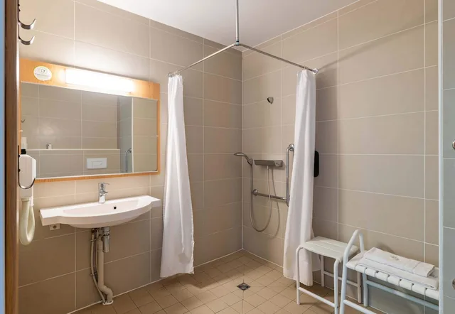 غرفة ثلاثية بسرير مزدوج لذوي الإعاقة، B&B Hotel Lyon Eurexpo Chassieu 5/5
