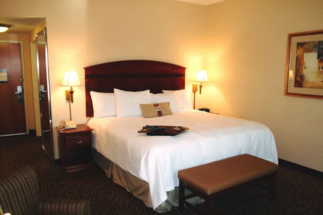 غرفة قياسية بسرير كينج، Hampton Inn York 1/6