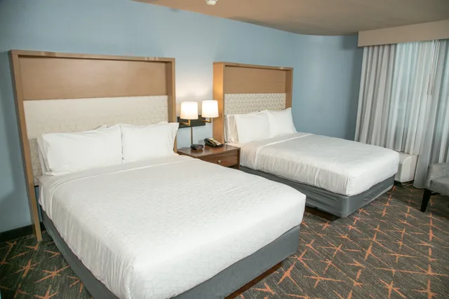 غرفة رباعية بسريرين كوين لذوي الإعاقة، Holiday Inn New Orleans West Bank Tower 2/2