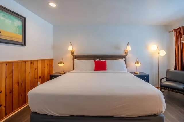 Deluxe, King Bed, The Town House Lodge 1/5