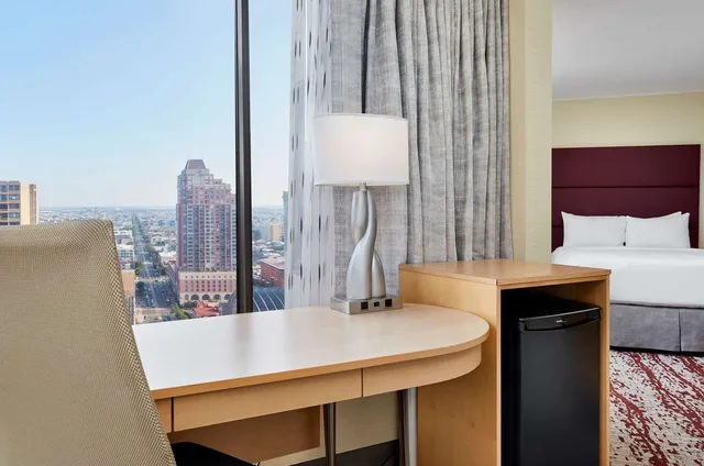 غرفة بسرير كوين بحوض استحمام لذوي الإعاقة، Doubletree By Hilton Hotel Philadelphia Center City 3/3
