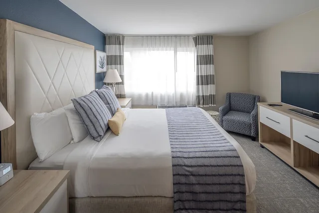 Suite, King Bed, Bay View, Sofa، Bay Club Hotel & Marina 1/2