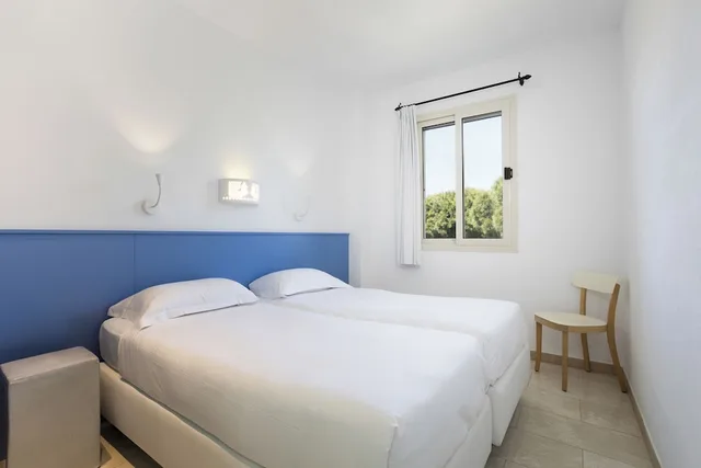 جناح بسرير كوين وسريرين منفصلين بإطلالة على البحر، Tirreno Resort 1/2