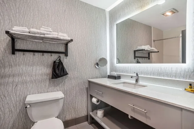 غرفة قياسية بسريرين كوين، Best Western Plus Jackson Downtown-Coliseum 5/7