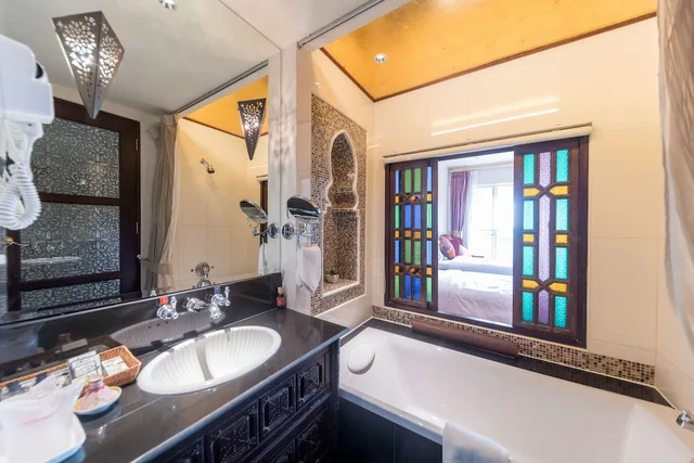 غرفة سوبيريور بسرير كوين بإطلالة على الحديقة بشرفة، Sheik Hotel 2/3