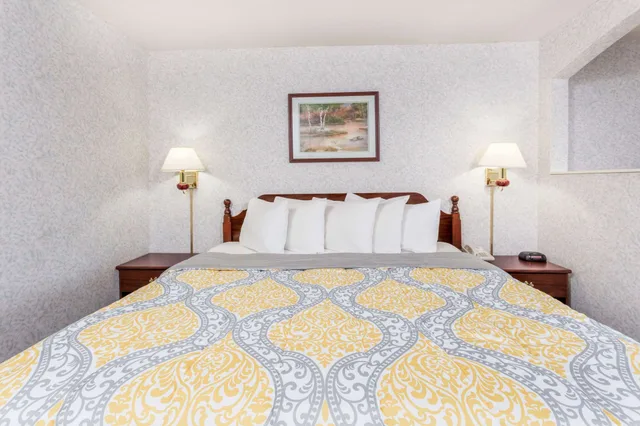 غرفة بسرير كينج لذوي الإعاقة، Days Inn By Wyndham Battlefield Rd/Hwy 65 7/10