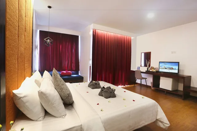 جناح جونيور بسرير كينج بإطلالة على المسبح بشرفة، Central Corner D Angkor 5/9