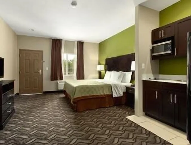 غرفة بسريرين كوين بمطبخ، Super 8 by Wyndham Mansfield LA 2/4