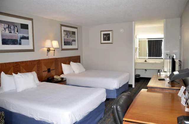Room, 2 Double Beds, Pet Friendly, Days Inn by Wyndham Luray Shenandoah 4/6