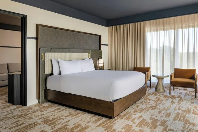 1 Bedroom, Tower, Suite, King Bed، The Southlake Hotel 2/10