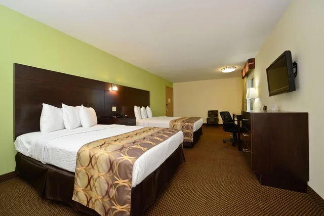 غرفة بسريرين مزدوجين بمطبخ صغير، Americas Best Value Inn Suites Lake Charles At I 210 Exit 11 3/6