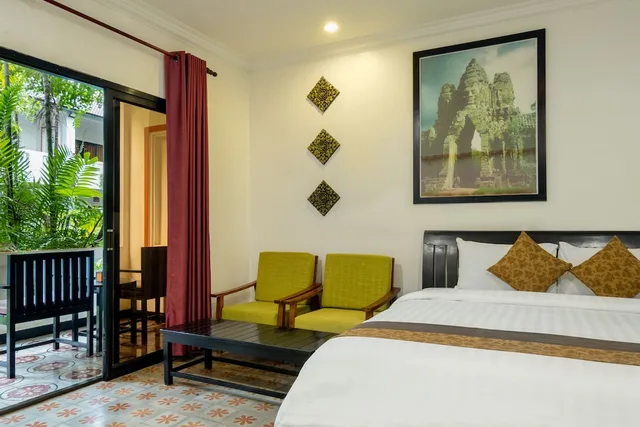 غرفة ديلوكس بسرير كينج بإطلالة على المسبح، La Residence WatBo Hotel 1/10