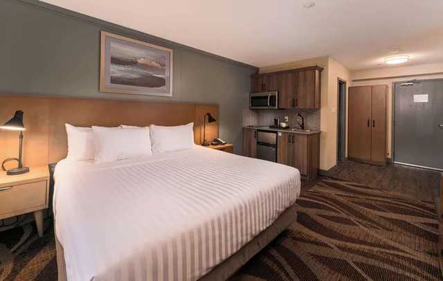 Standard, King Bed, Mountain View, Kitchenette, Prestige Hudson Bay Lodge & Conference Centre, WorldHotels 1/2