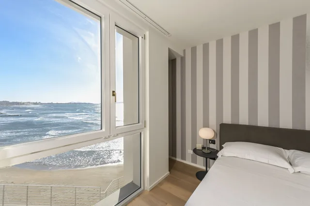 غرفة بسرير كوين بإطلالة على البحر بشرفة، Hotel Punta Tipa 2/3