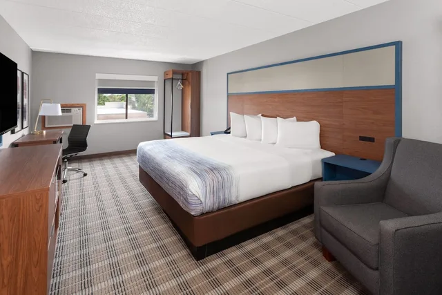 غرفة بسرير كينج، AmericInn & Suites By Wyndham Baraboo Event Center 2/5