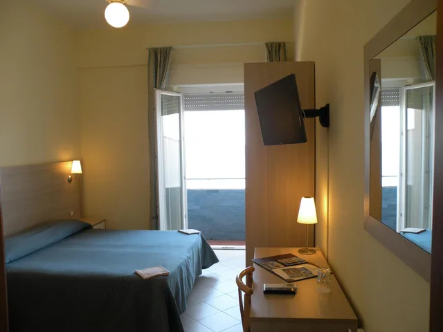 غرفة بسرير مزدوج أو سريرين منفصلين بإطلالة على البحر، Hotel Parrini 1/4