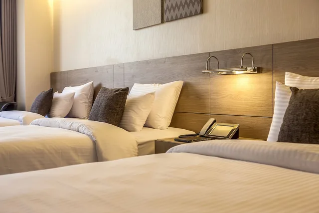 Room, Triple, Double and Twin Beds, Hamilton Hotel 3/6