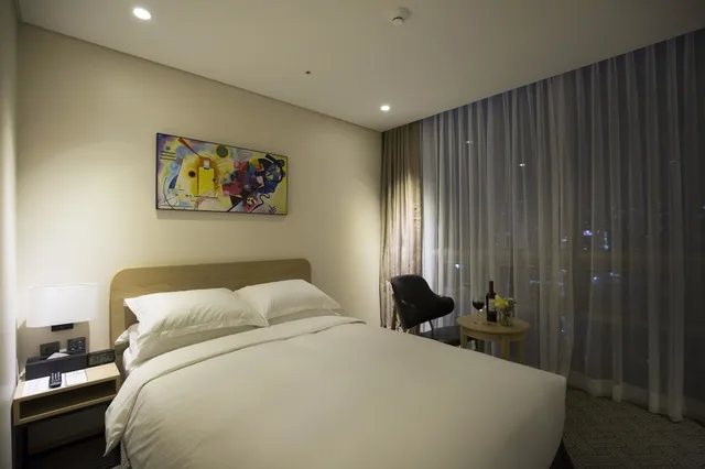 غرفة قياسية بسرير مزدوج وسرير فردي بإطلالة جزئية على البحر، Best Western Haeundae Hotel 1/5