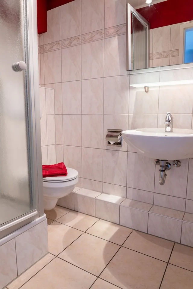 غرفة بسرير مزدوج بإطلالة على المرفأ بشرفة، Seaside-Strandhotel 4/5