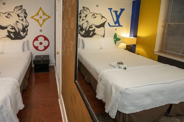 غرفة بسرير كوين، Hotel Des Arts 2/10