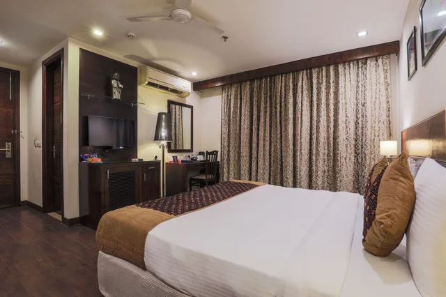 Executive, King Bed, Hotel Blue Stone - Nehru Place 5/10