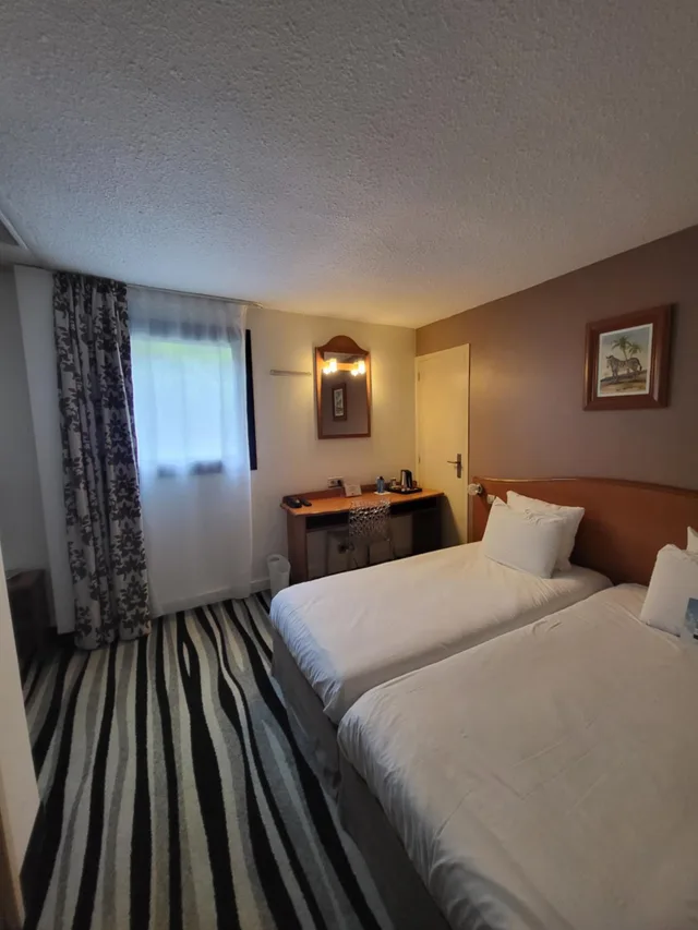 Room, Twin Beds, Hotel Kyriad Saint Quentin En Yvelines - Montigny 2/7