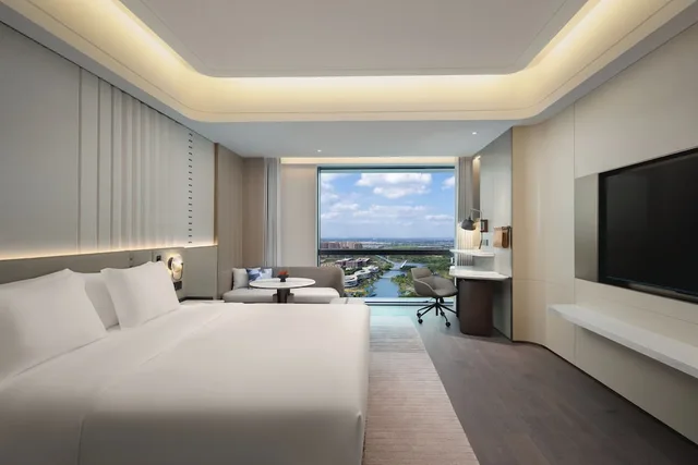 غرفة قياسية بسرير كينج بإطلالة على النهر لذوي الإعاقة، Crowne Plaza Kunshan East by IHG 1/6
