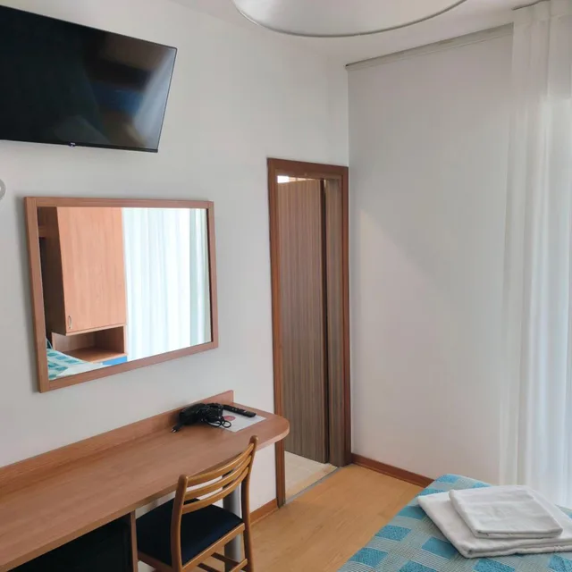 غرفة ثلاثية، Hotel Midi 4/10