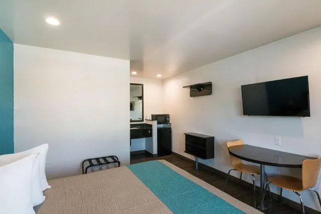 1 King Bed - Non-Smoking, Micfridge، Motel6 South El Monte, CA - Los Angeles 7/10