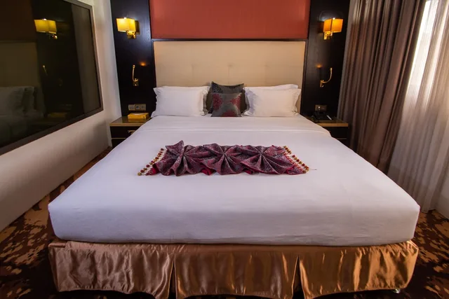 Superior, King Bed, Fleur de Lys Plateau 1/3