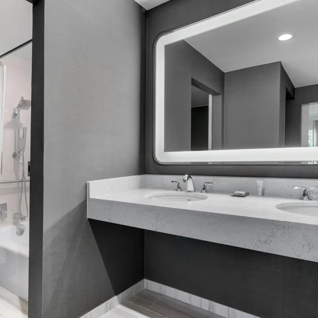 Room, 2 Queen Beds, Concierge Level، Chicago Marriott Midway 1/1