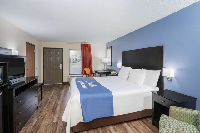 Room, King Bed, Accessible, Days Inn By Wyndham Clarksville North 2/6
