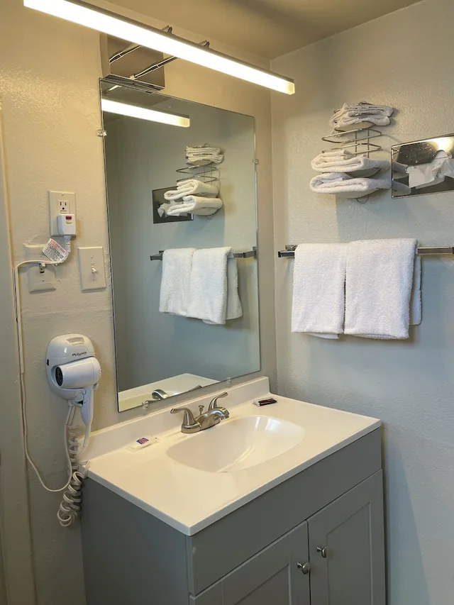 غرفة ديلوكس بسريرين كوين بمطبخ صغير، Motel6 Artesia, NM 7/8