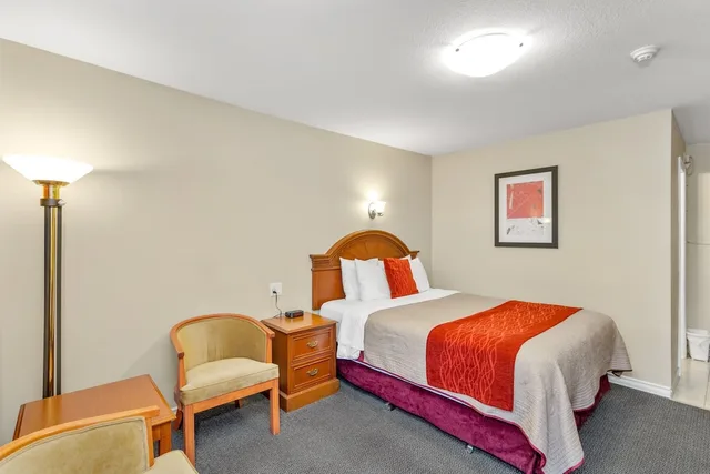 Room, Queen Bed, Knights Inn Owen Sound 4/9