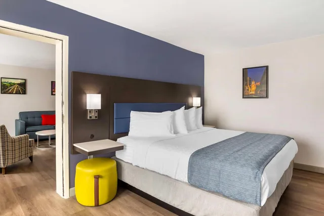 جناح بسرير كينج بغرفة نوم واحدة مع أريكة، Best Western Premier Richmond City Gateway 3/10
