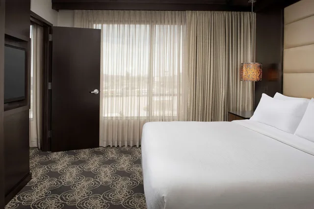 غرفة بريميوم بسرير كينج لذوي الإعاقة، Embassy Suites Knoxville West 1/4