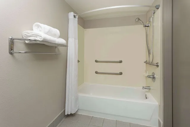 Renovated, Standard, 2 Queen Beds، Days Inn & Suites by Wyndham Denver International Airport 5/5
