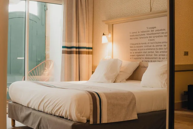 جناح جونيور بسرير كوين، Hotel Litteraire Gustave Flaubert, BW Signature Collection 1/10