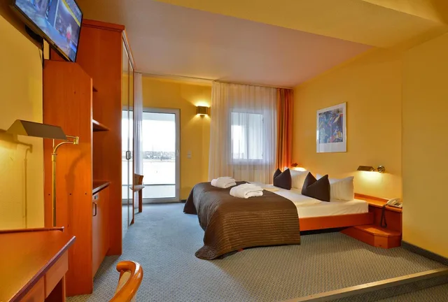 غرفة بسرير مزدوج بإطلالة على النهر بشرفة، Rheinhotel Vier Jahreszeiten 3/6