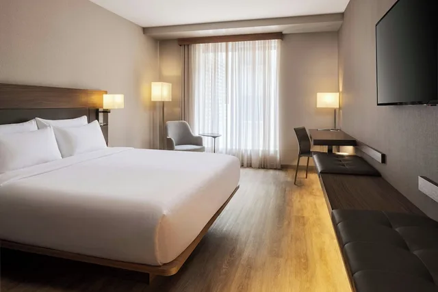 غرفة بسرير كينج لذوي الإعاقة، Ac Hotel Madison Downtown 1/5