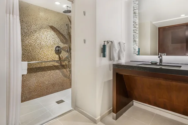 جناح بسرير كينج بغرفة نوم واحدة لذوي الإعاقة، Hokulani Waikiki By Hilton Grand Vacations 4/6