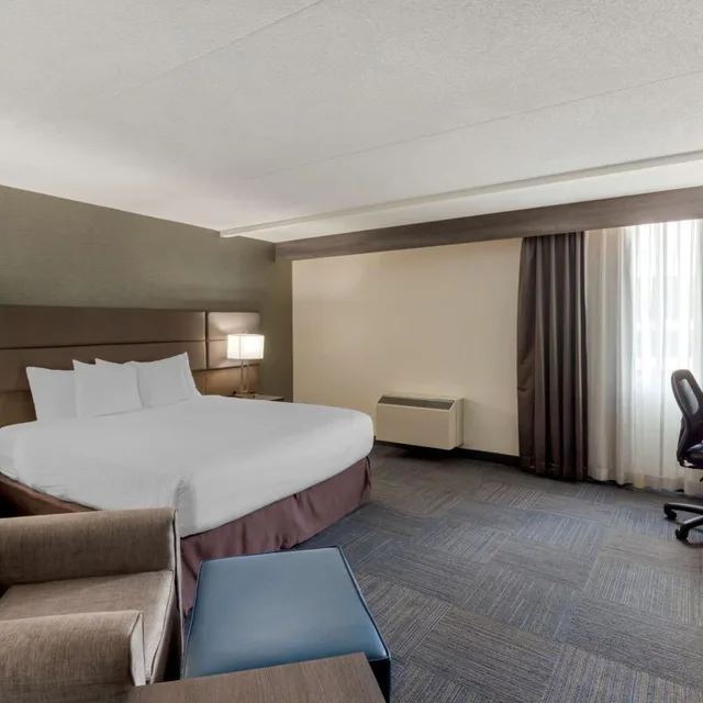 غرفة بسرير كينج وسريرين كوين، Best Western Plus Toronto Airport Hotel 5/12
