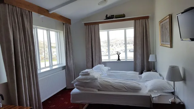 غرفة عائلية رباعية بأسرّة بطابقين بإطلالة جزئية على البحر، Húsavík Cape Hotel 1/1