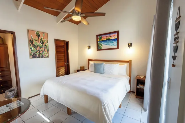 غرفة بسرير كينج بإطلالة على البحر بشرفة، Mata Rock Resort 7/10