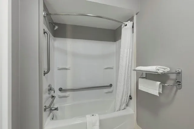 غرفة بسرير مزدوج بمطبخ لذوي الإعاقة، Studio6 Suites Jacksonville, NC 8/10