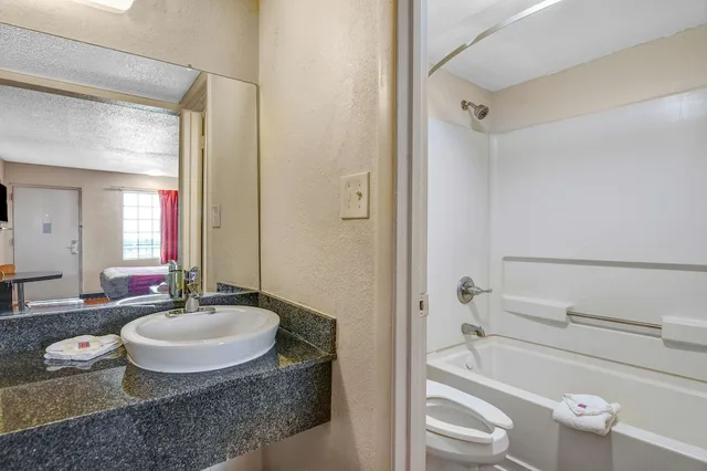 جناح بسرير كينج لغير المدخنين، Motel6 Calhoun, GA 8/8