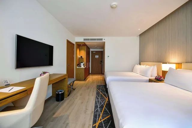 غرفة قياسية بسريرين كوين، فندق كلاريون مطار جدة(Clarion Hotel Jeddah Airport) 3/10