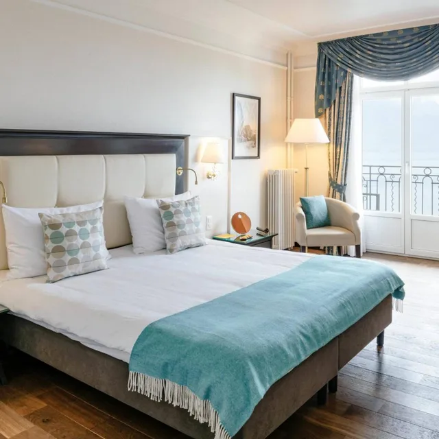 غرفة ديلوكس بسرير كينج وسرير كوين بإطلالة على البحيرة بشرفة، Grand Hotel Suisse Majestic 2/5